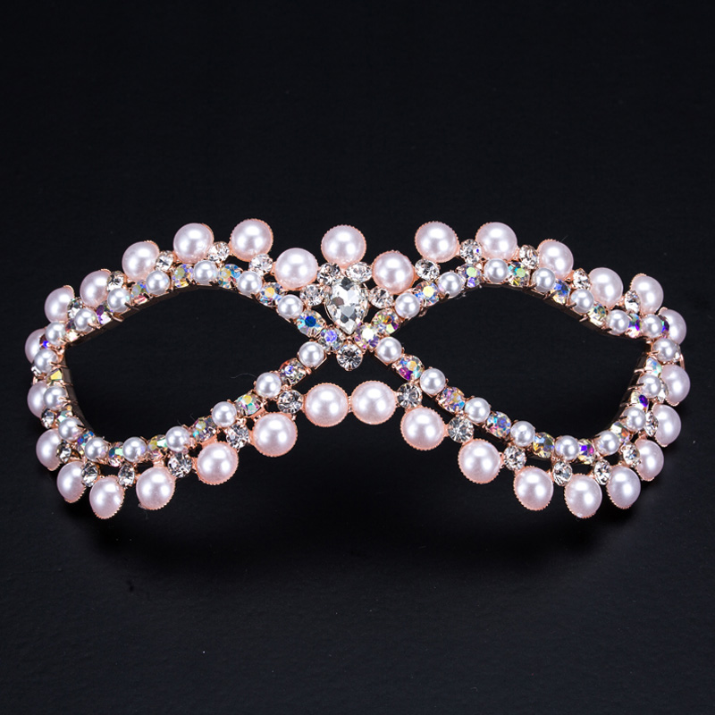 Z jakich materiałów wykonane są maski imprezowe?